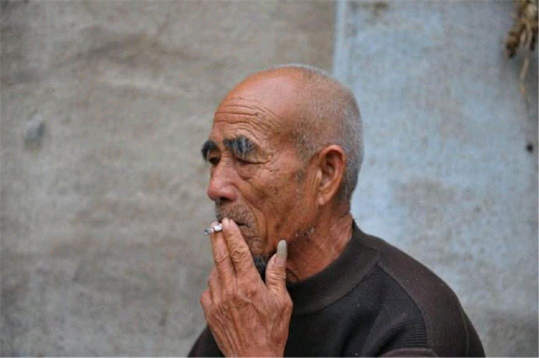 提醒老烟民，早上起床后若出现这5个现象，或许是肺部受损了|吸烟|胸背部|戒烟|整体性|声门_新浪新闻