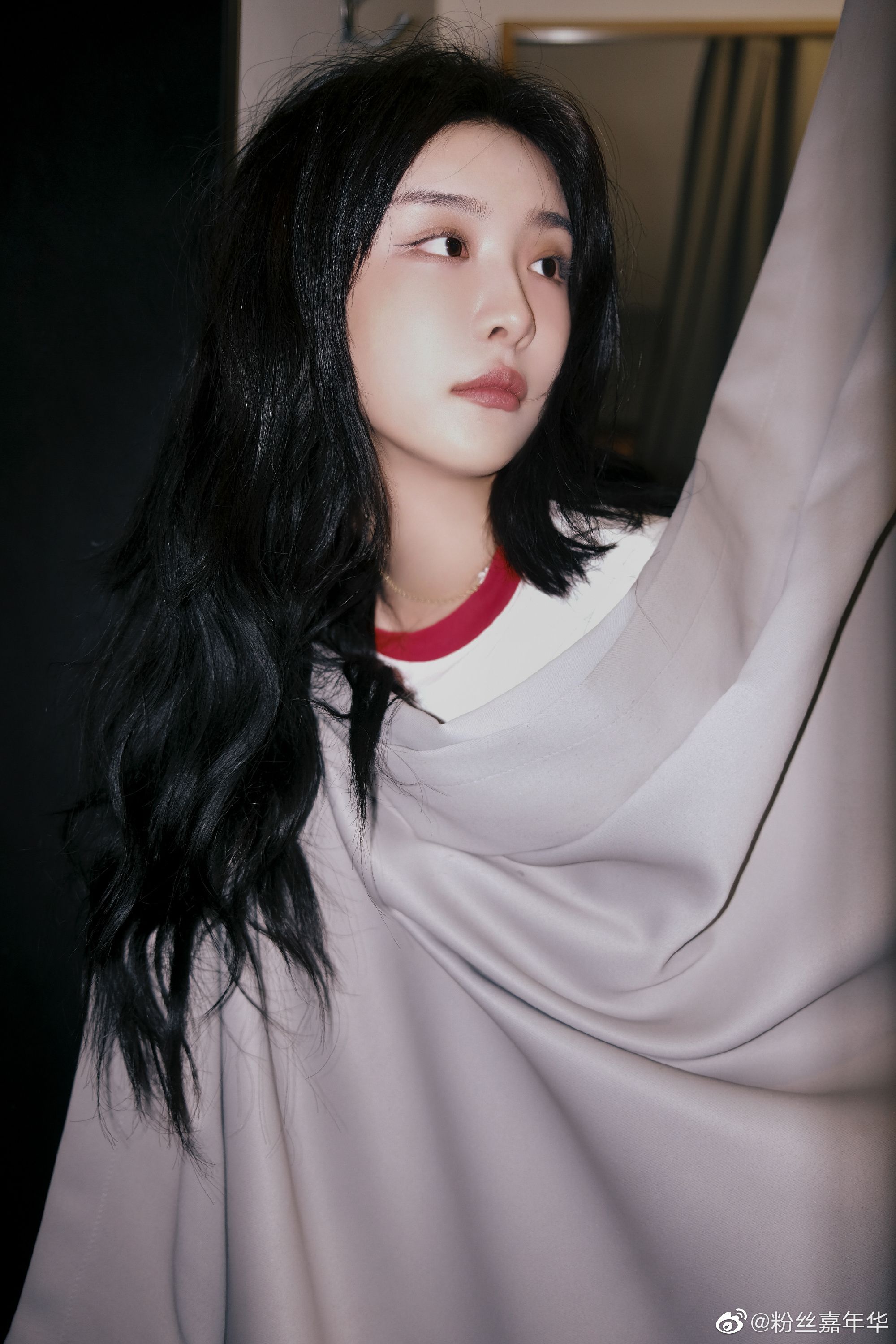 赵小棠发自拍说刘海长了照片中刘海已经盖住了眼睛