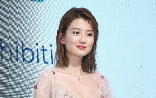 原来乔欣也是小方脸虽然身上瘦的没啥肉但脸上肉挺饱满的