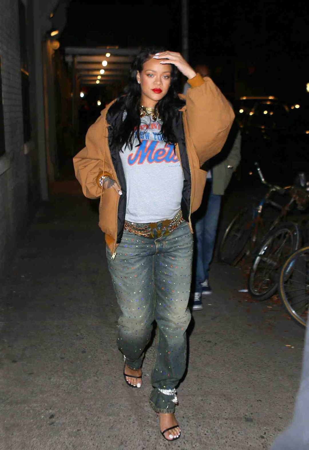 最新街拍当地时间2月18日蕾哈娜现身纽约