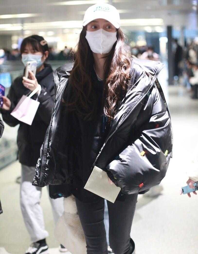 angelababy也太瘦了吧这么紧的裤子也撑不满目测只有90斤