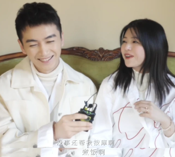 陈晓探班陈妍希霸气将老婆搂怀里夫妻俩同看一部手机好甜蜜