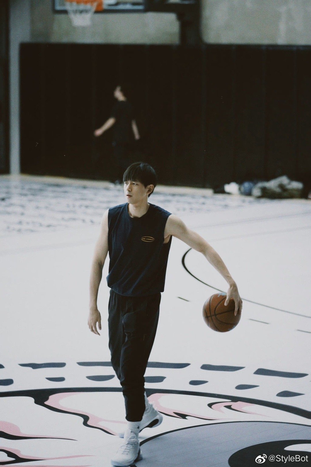 李现 | 打篮球的热血男孩,简单运动造型少年感满满