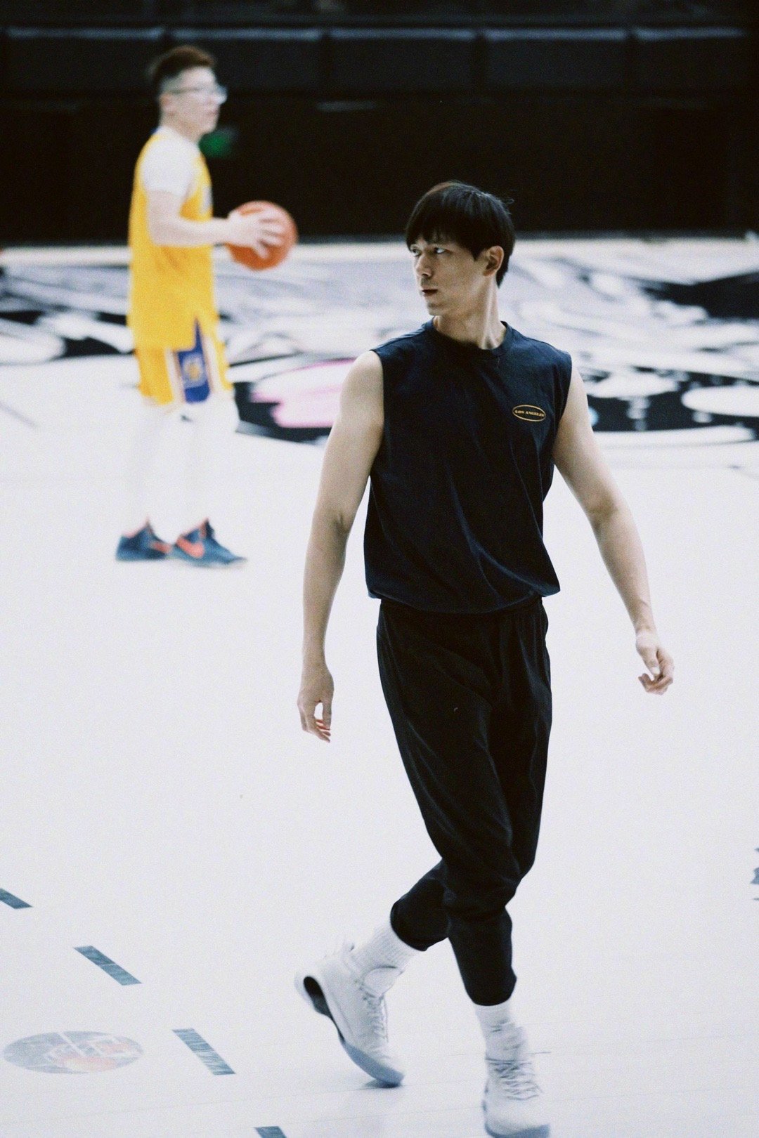 李现打篮球随拍这组照片谁不迷糊啊恰到好处的肌肉线条