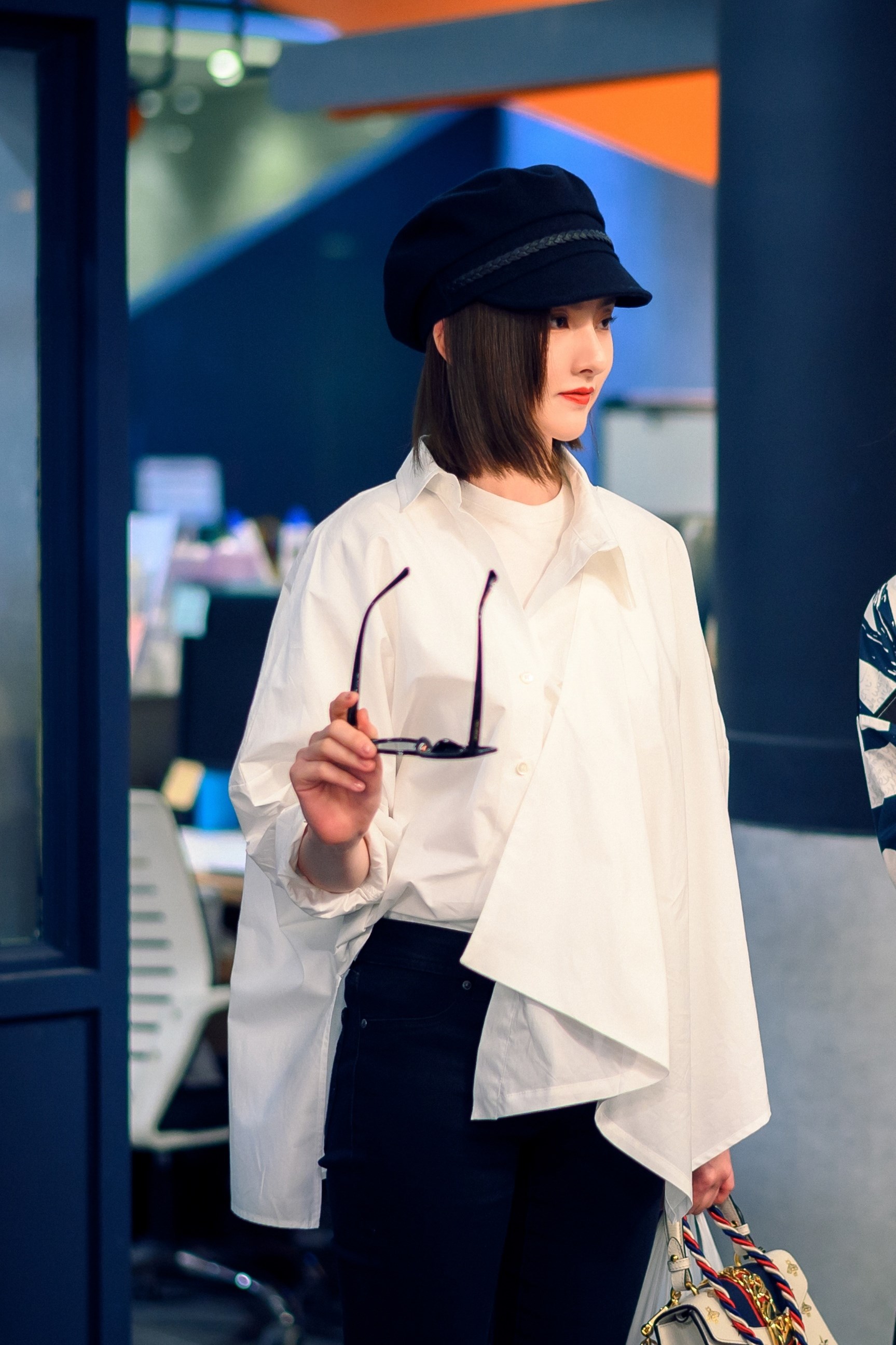 同样是戴发带,宋祖儿是绝美女明星,网友自嘲像坐月子