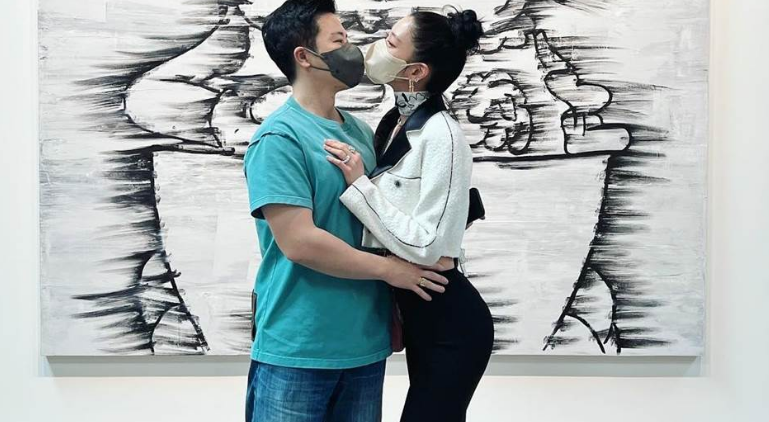 第一美女克拉拉高调秀恩爱被富豪老公紧搂细腰隔着口罩亲吻