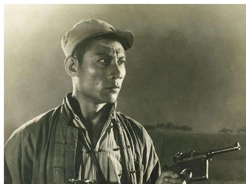 他是"双枪李向阳"的原型,靠着两支手枪三发子弹,成为军区司令