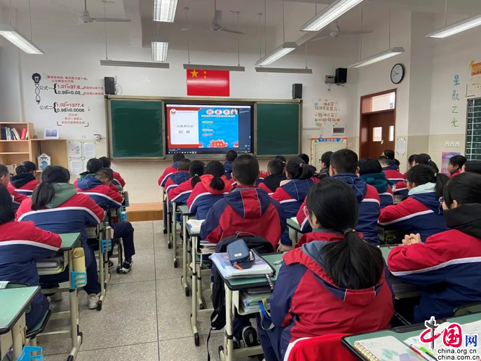 成都龙泉驿向阳桥中学学子青春是我们的名片服务是我们的志愿