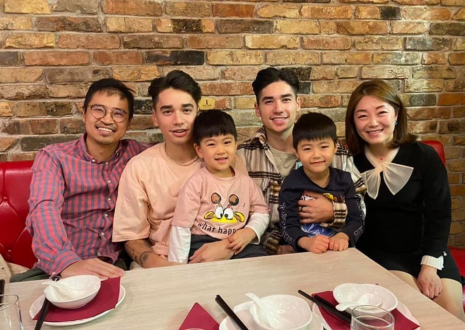 匈牙利华裔兄弟到家穿中国品牌与全家庆祝之后还会来中国训练
