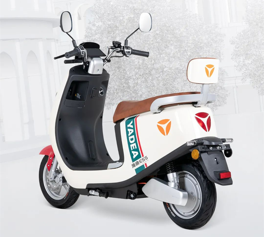 雅迪推出冠能e5s电动车800w电机石墨烯电池续航100公里