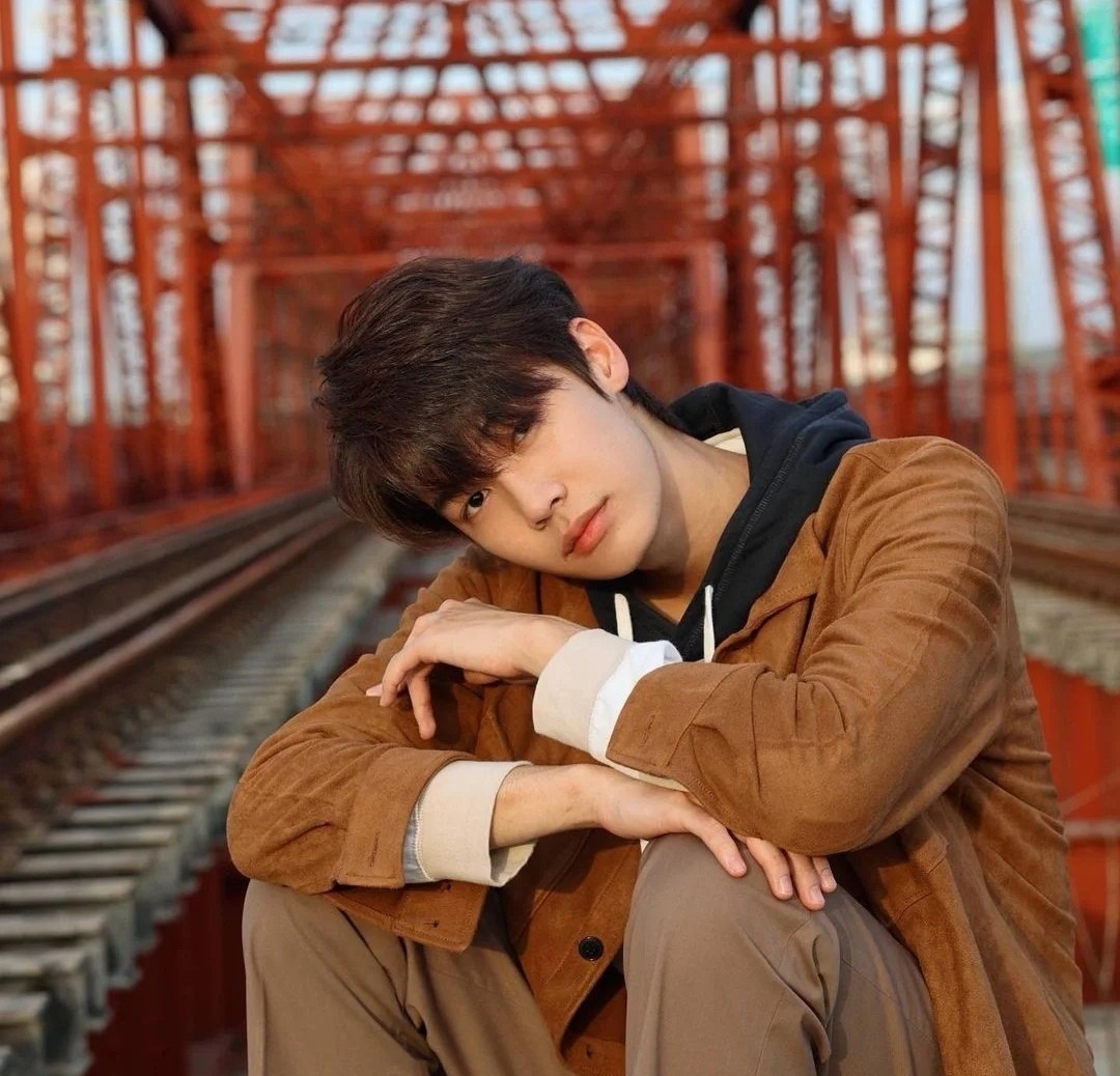 饰演花泽类的是泰国零零后演员dew,身高190,皮肤白皙,长相斯文,略带点