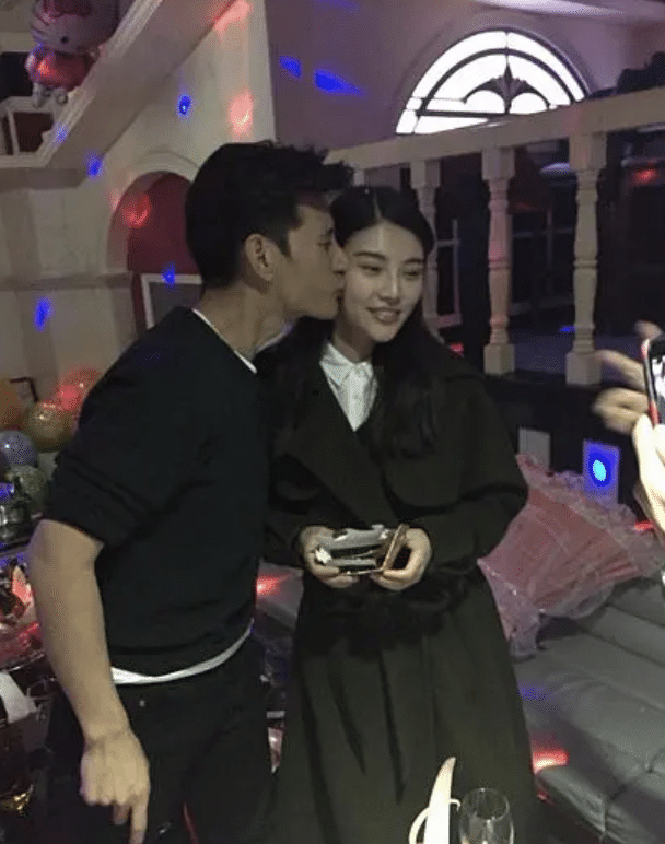 蒲巴甲恋情疑曝光被女友挽手揽腰逛超市曾向梁洁徐冬冬求过婚