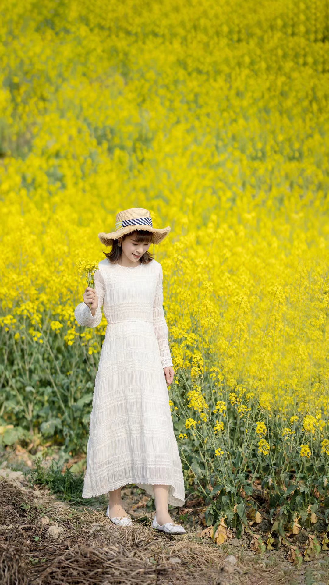 油菜花开拍好油菜花人像8个姿势助你拍出美美油菜花人像