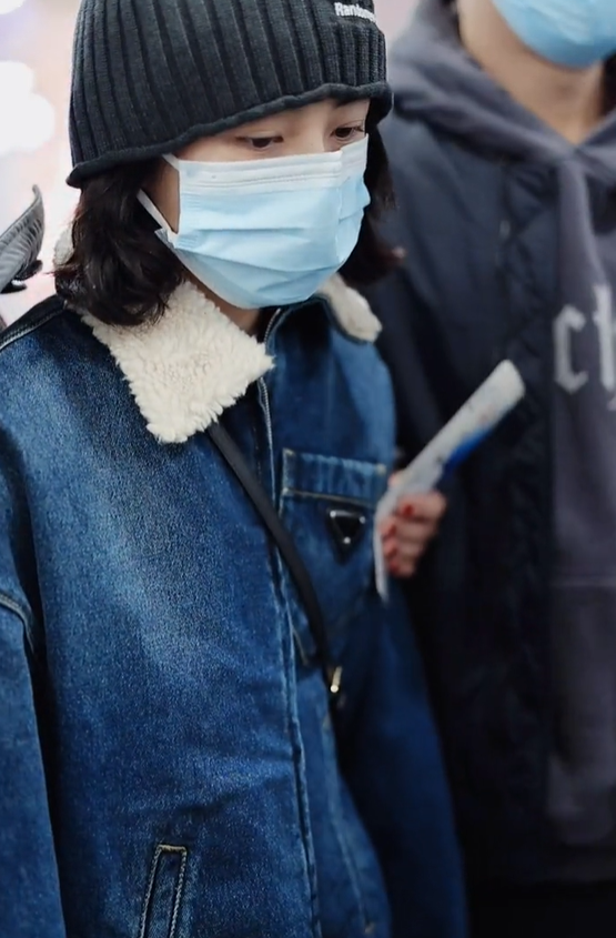 在视频中,张子枫戴着口罩,露出的眼睛没有化妆,看上去依旧十分灵动,虽