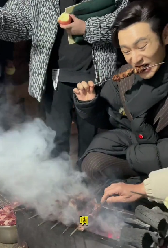 黄晓明坐板凳上烤肉引围观大口吃肉一脸满足盆放地上不嫌脏