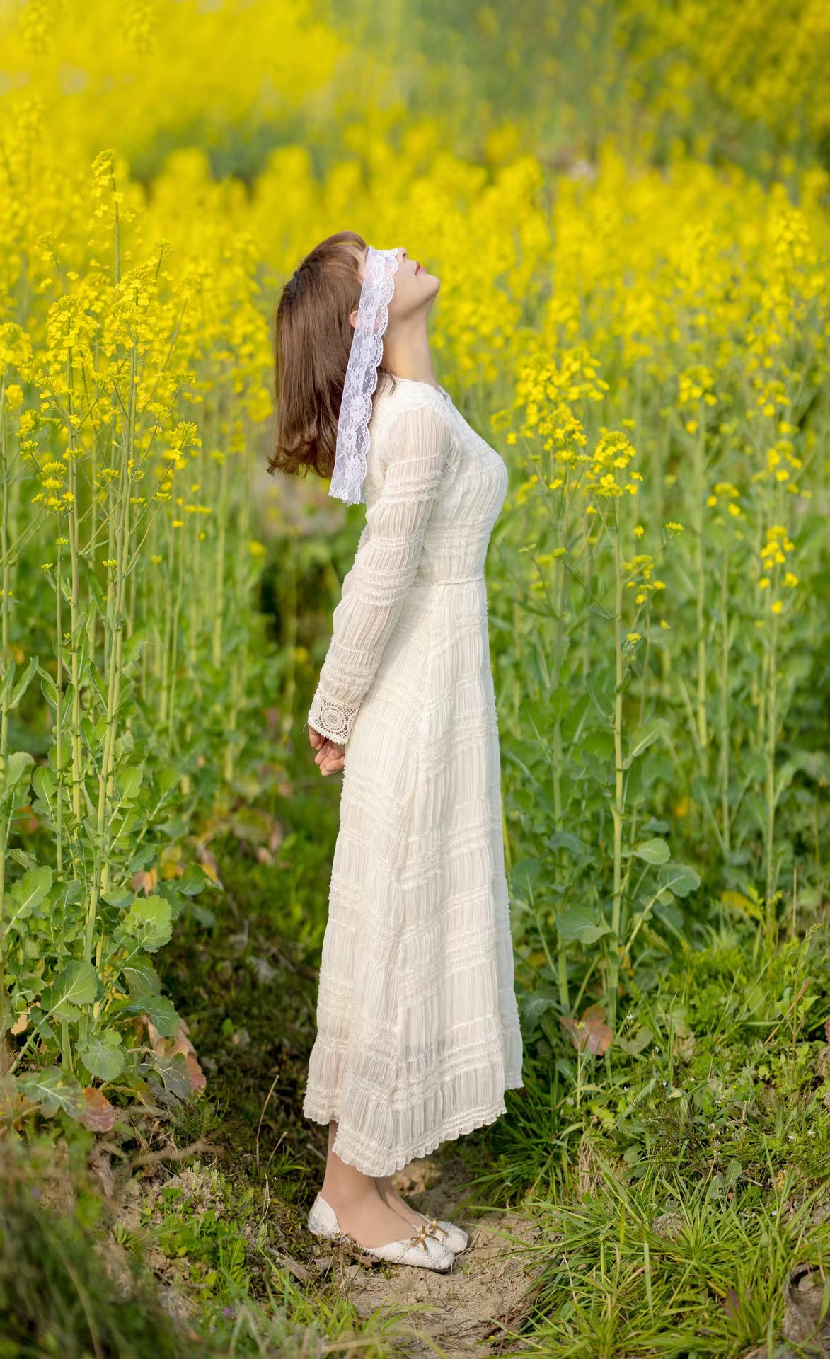 油菜花开拍好油菜花人像8个姿势助你拍出美美油菜花人像