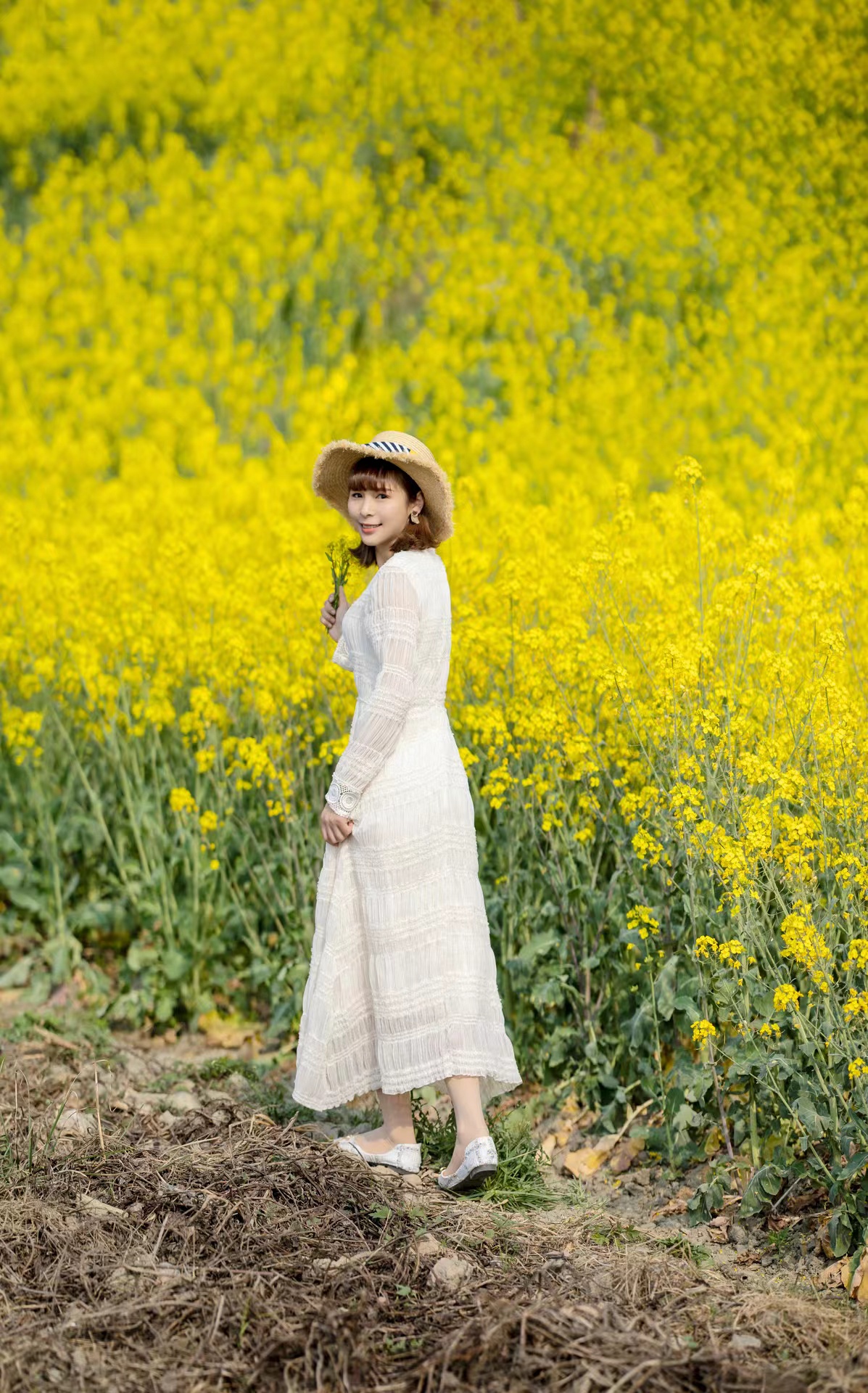 油菜花开拍好油菜花人像8个姿势助你拍出美美油菜花人像