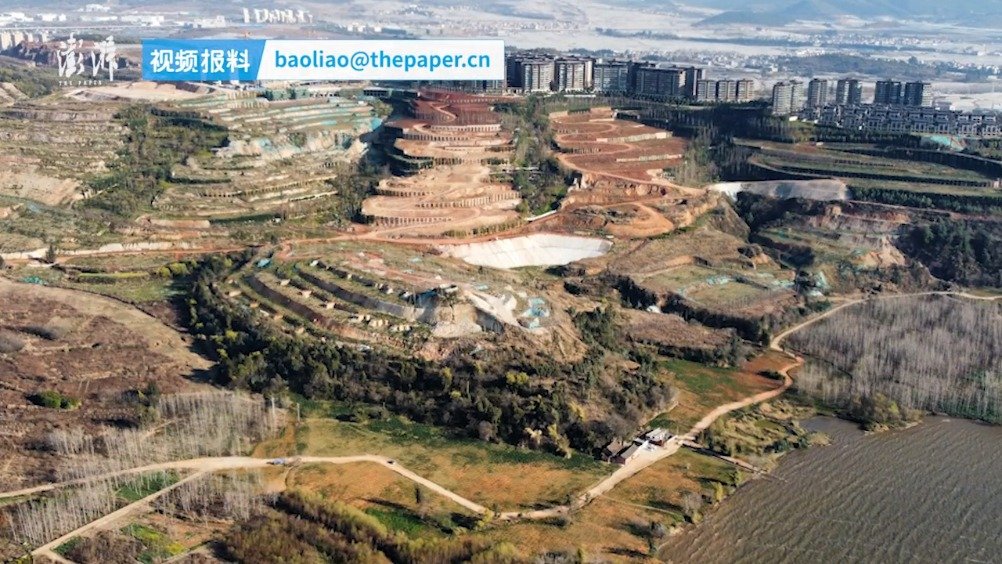 航拍别墅群夷平后的滇池长腰山:去年漫山遍野新种树均成活