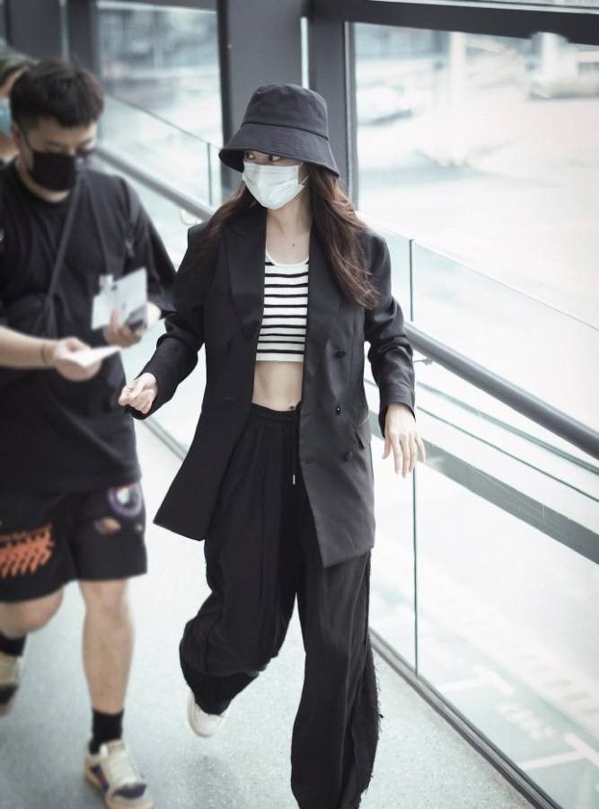 张小斐很尊重冬天面包服配棋盘裤时髦不失气质温柔又有格调