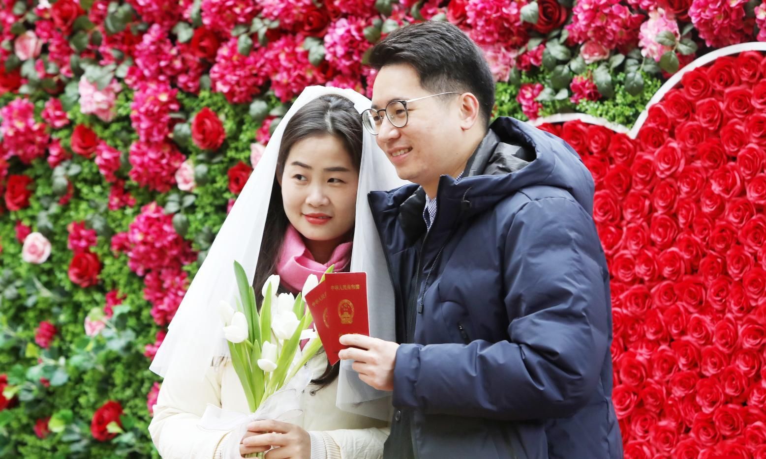 现场广东多地现20220222结婚登记潮