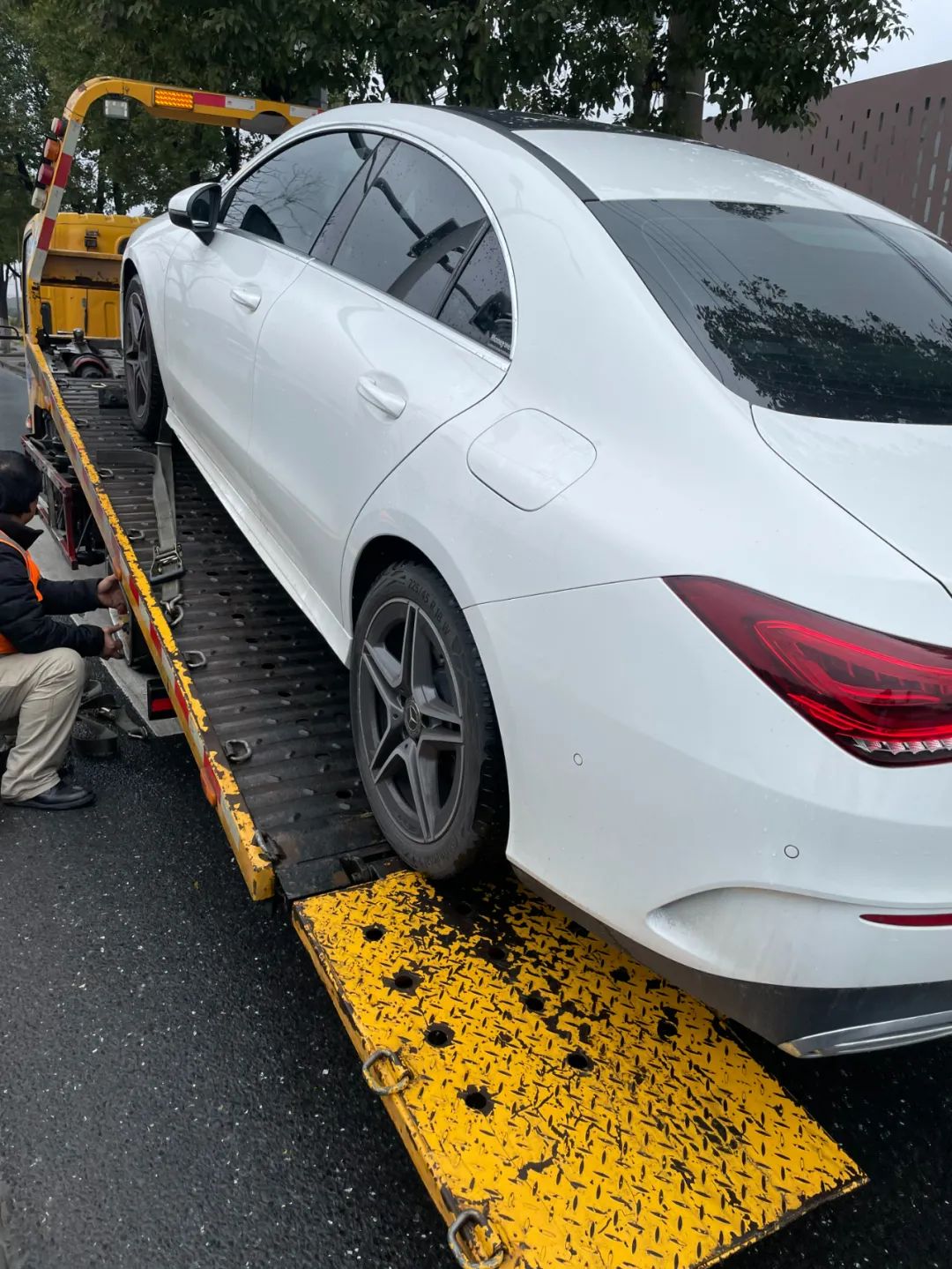 进口奔驰车漏水又漏油车主抱怨车里能养鱼