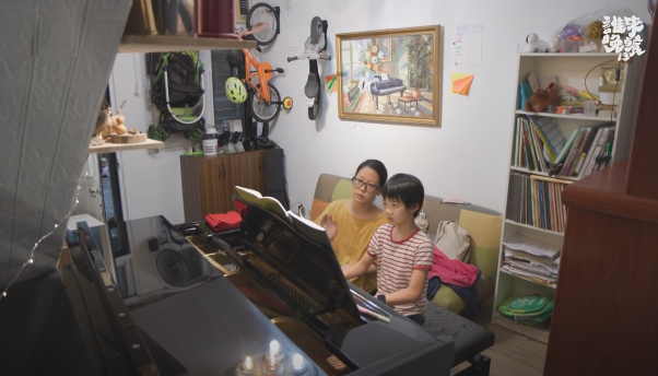 10年生了6个娃，为省钱厕所产子，不请保姆甘愿做家庭主妇，这个80后姑娘却不后悔：孩子治愈了我的童年休闲区蓝鸢梦想 - Www.slyday.coM