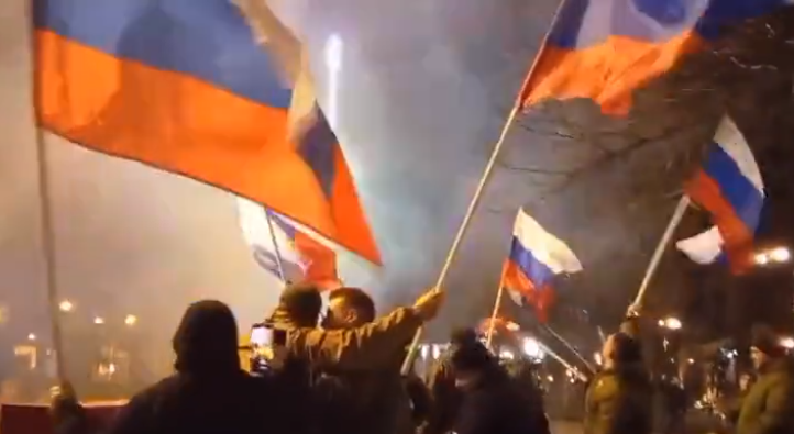 顿涅茨克民众街头放烟花挥舞俄罗斯国旗 庆祝被俄承认
