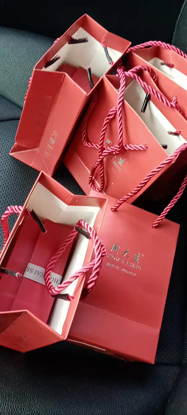 李先生购买的“金墩墩”手链外包装。