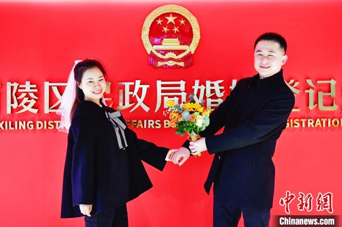 新人在领取结婚证后拍照留念.景卫东 摄