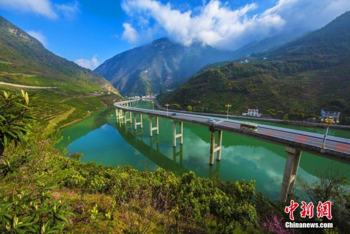 资料图：水上生态环保公路成为三峡库区一张亮丽的旅游名片。 李明 摄