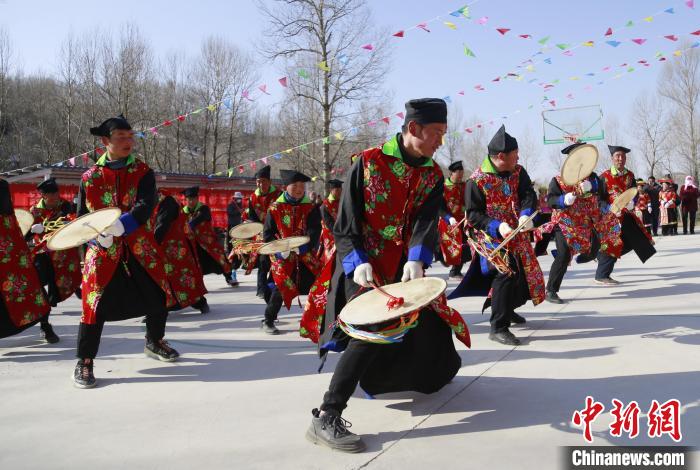 图为土族男子表演梆梆舞. 马铭言 摄