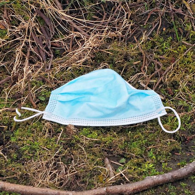 疫情后遗症全球每分钟扔掉300万口罩海量废弃口罩污染水源