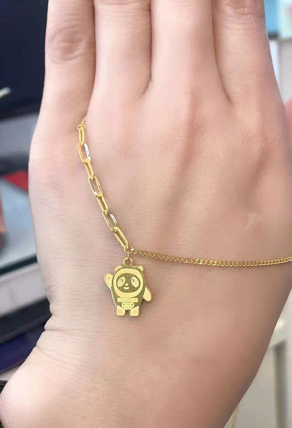 周大生柜台店员展示的“金墩墩”（平面）手链。
