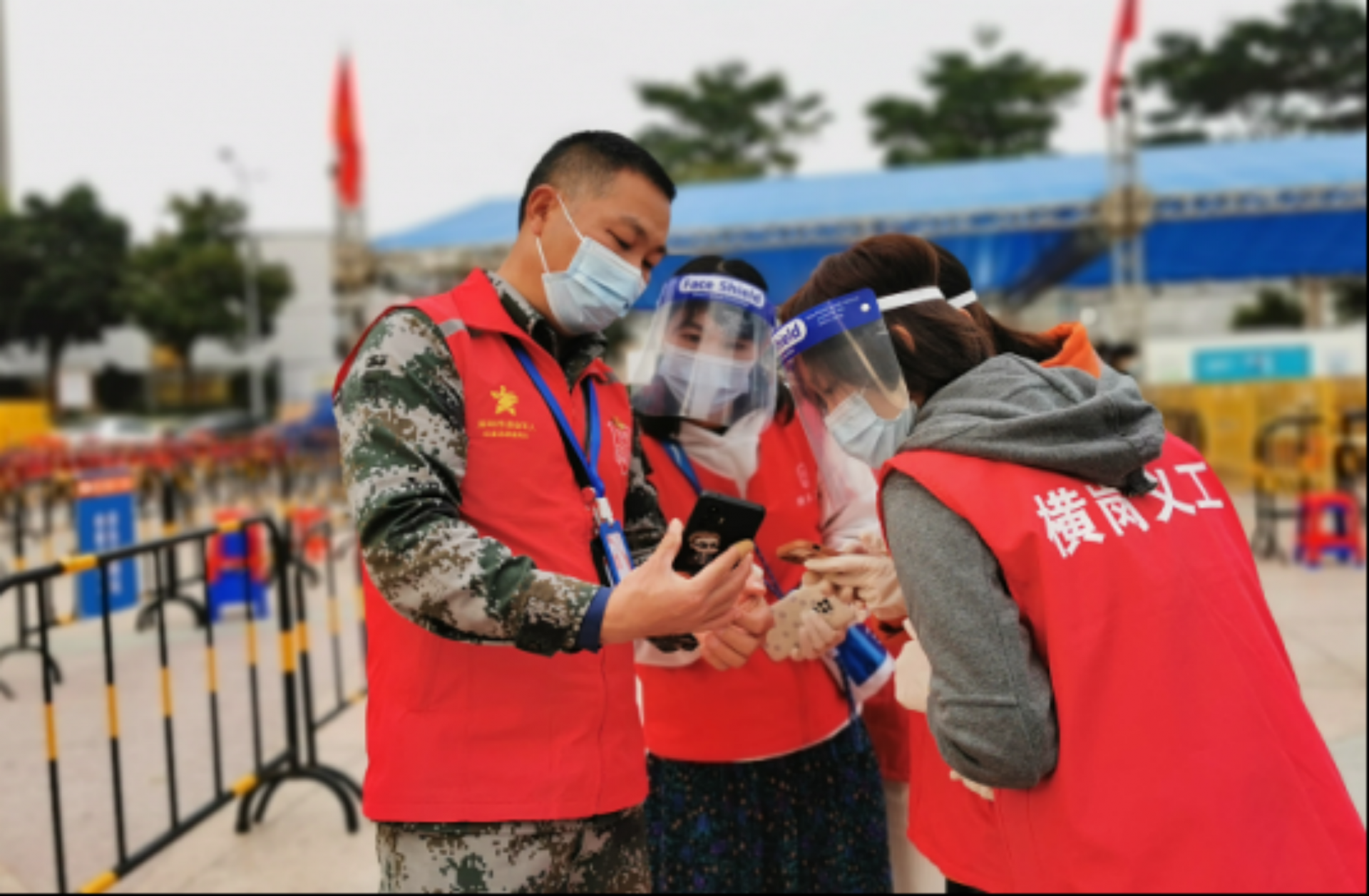 寒冷的春天里有一群温暖的红马甲深圳志愿者冲锋在防疫一线