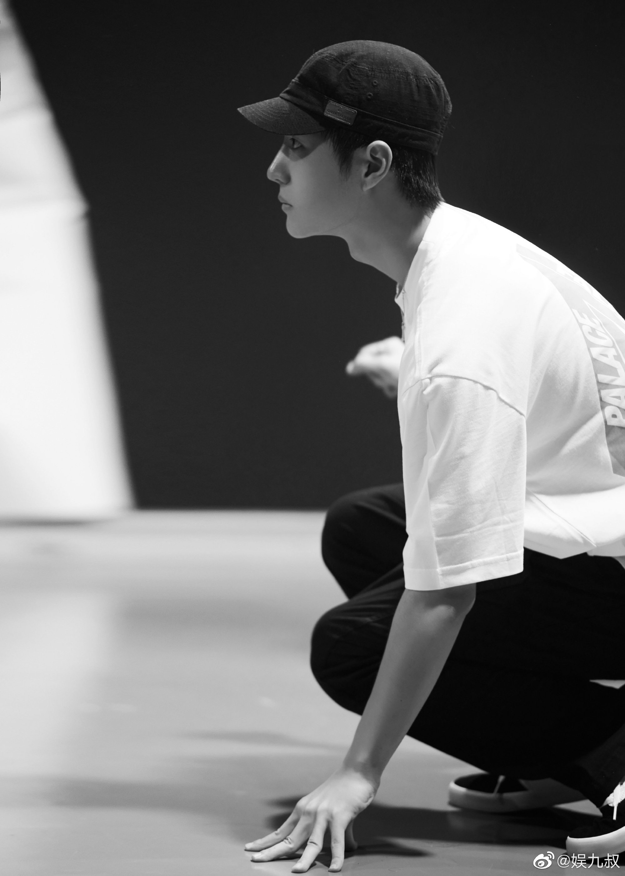 王一博不露正脸库存照