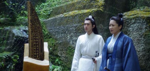 后来徐凤年从剑侍手中拿回了母亲的大凉龙雀,吴素让儿子以后将这把剑