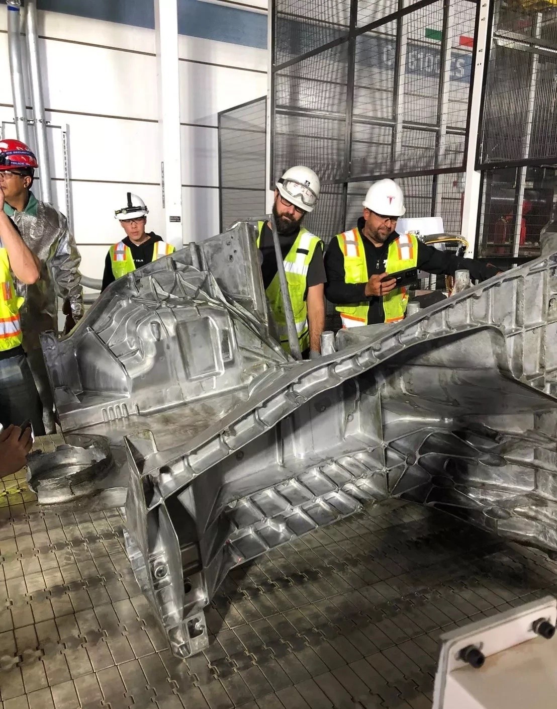 28万的车要修20万特斯拉一体式压铸车身的利弊