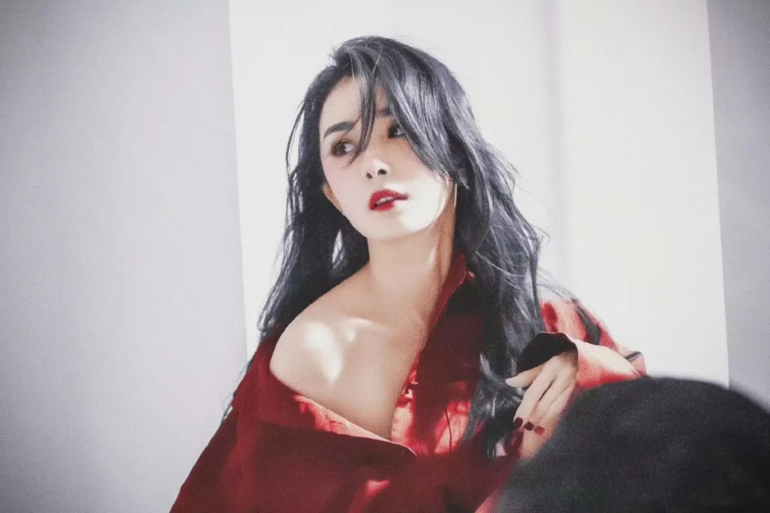 性感女王杨幂代言维多利亚的秘密既有魅惑红又有神秘黑