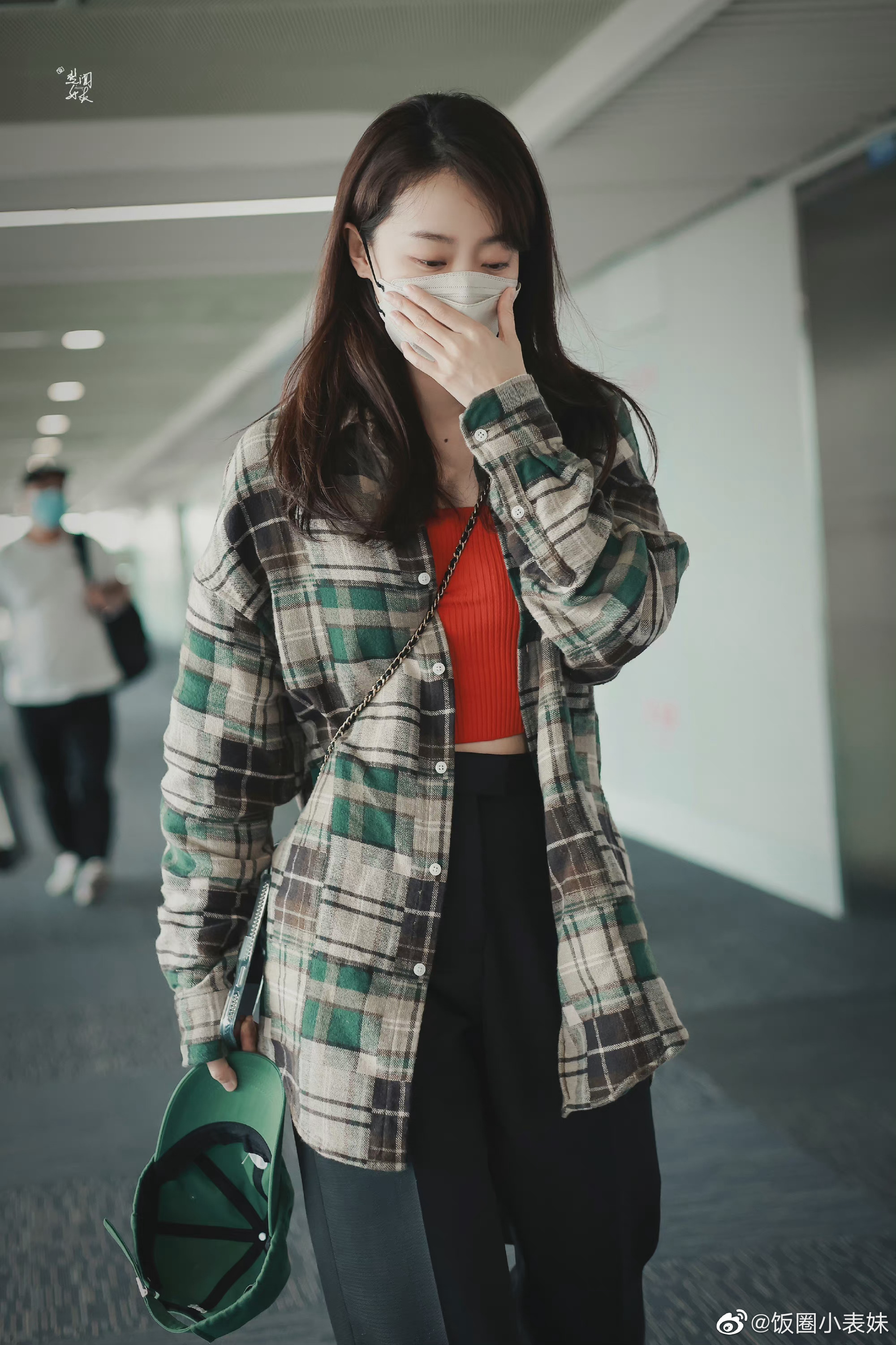 张小斐近期私服复古格子衬衫搭配红色背心内搭