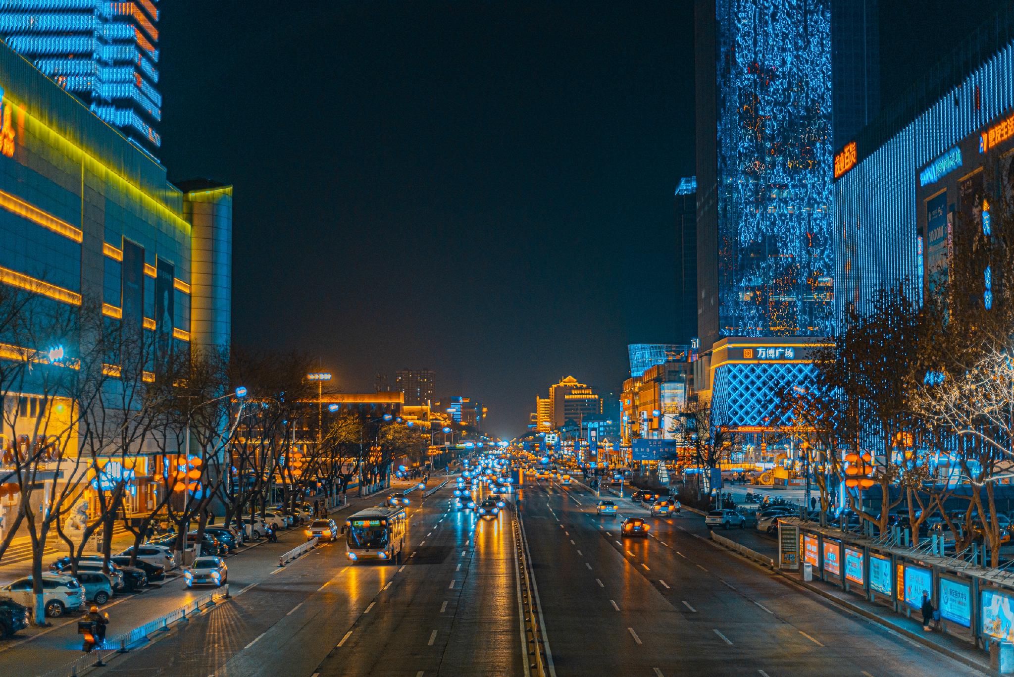 河北保定朝阳大街夜景一线品牌这里都有