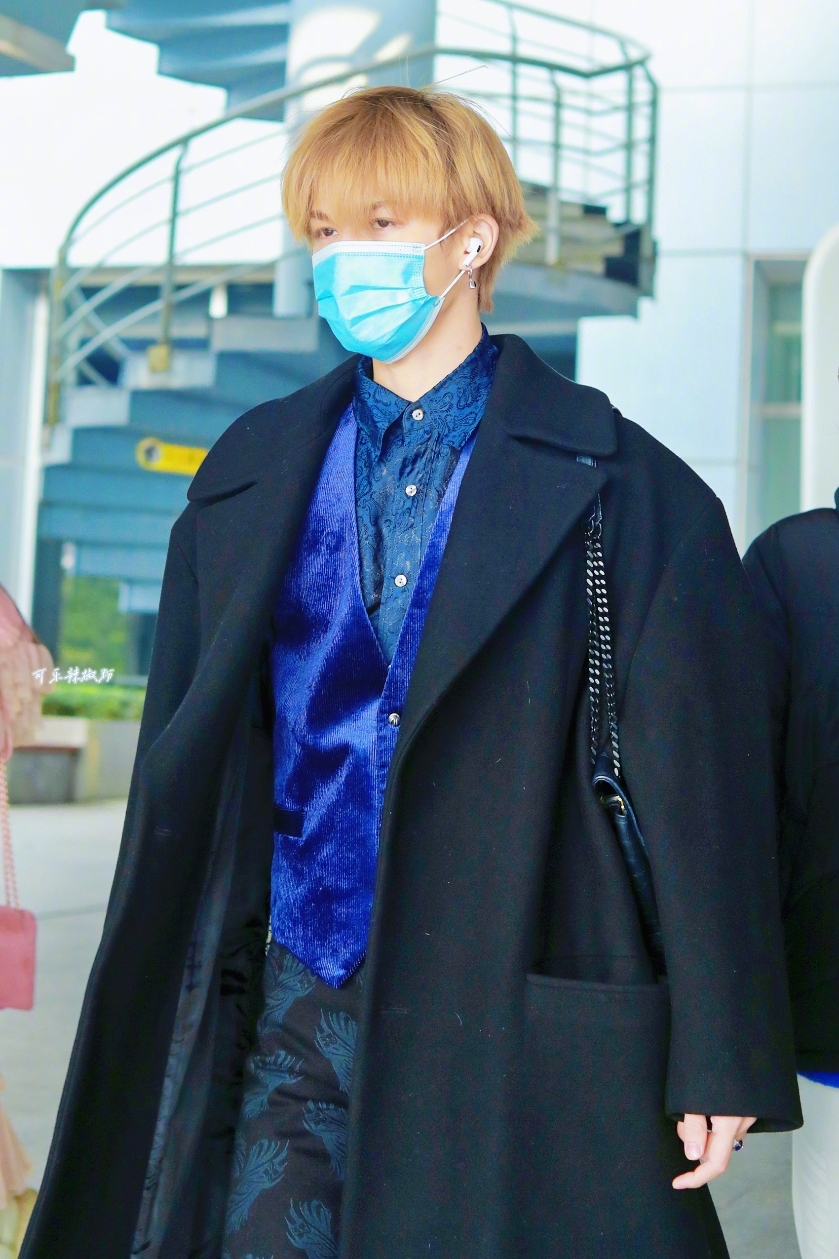 朱正廷今日机场饭拍黑色大衣金发造型