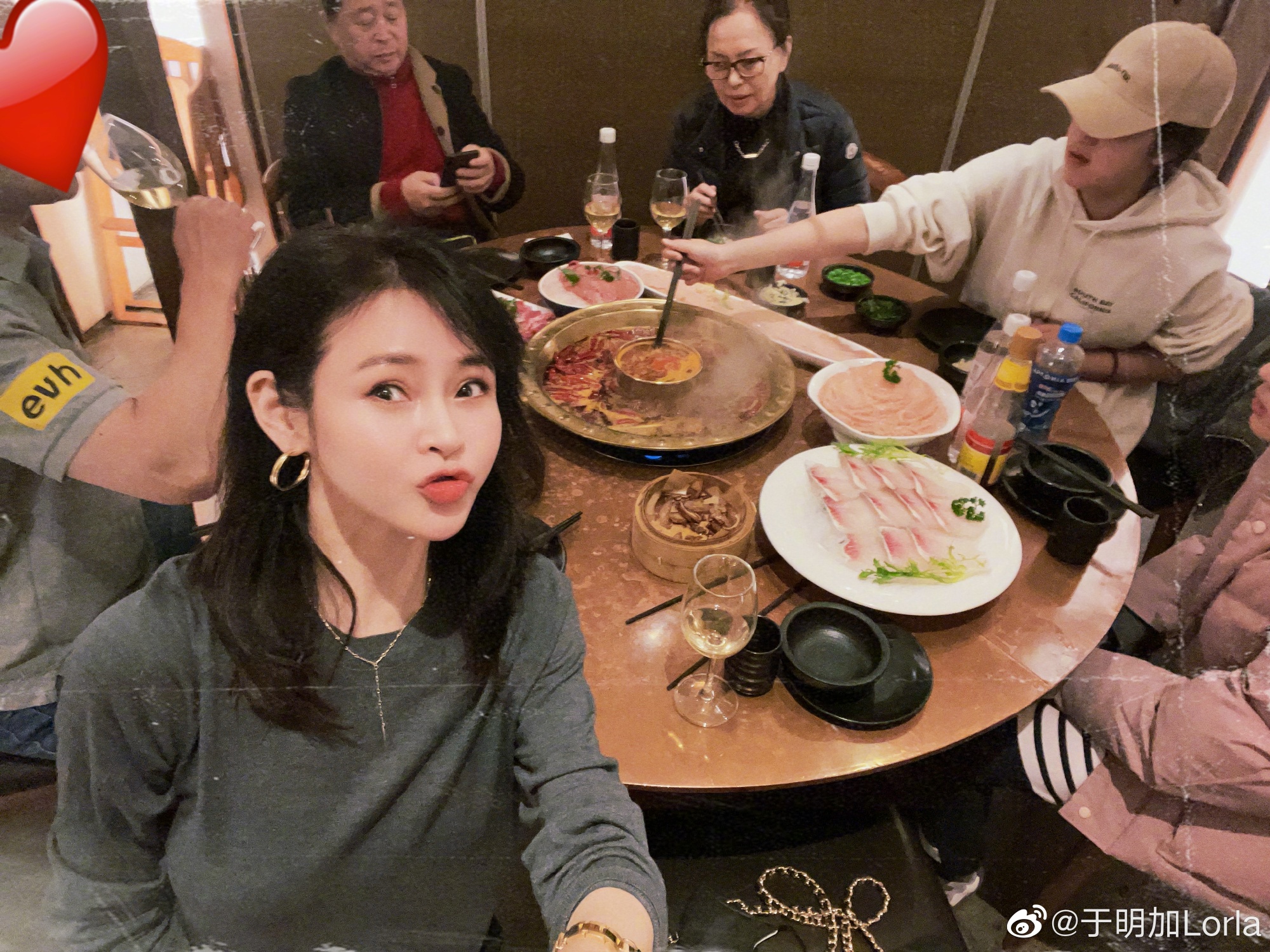 39岁于明加罕秀恩爱,偎依胡俊肩头甜笑,嫁圈外丈夫12年从不下厨