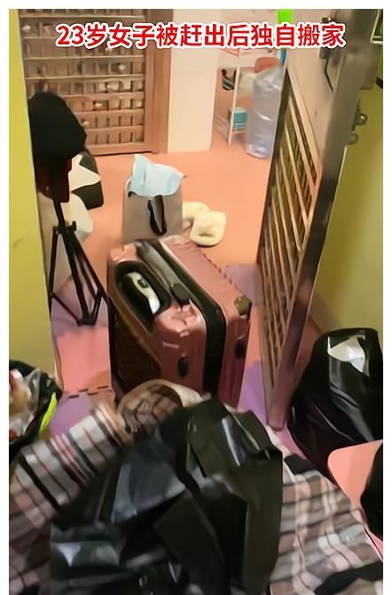 女孩分手望着大包小包的行李哭着搬家网友的评论扎心了