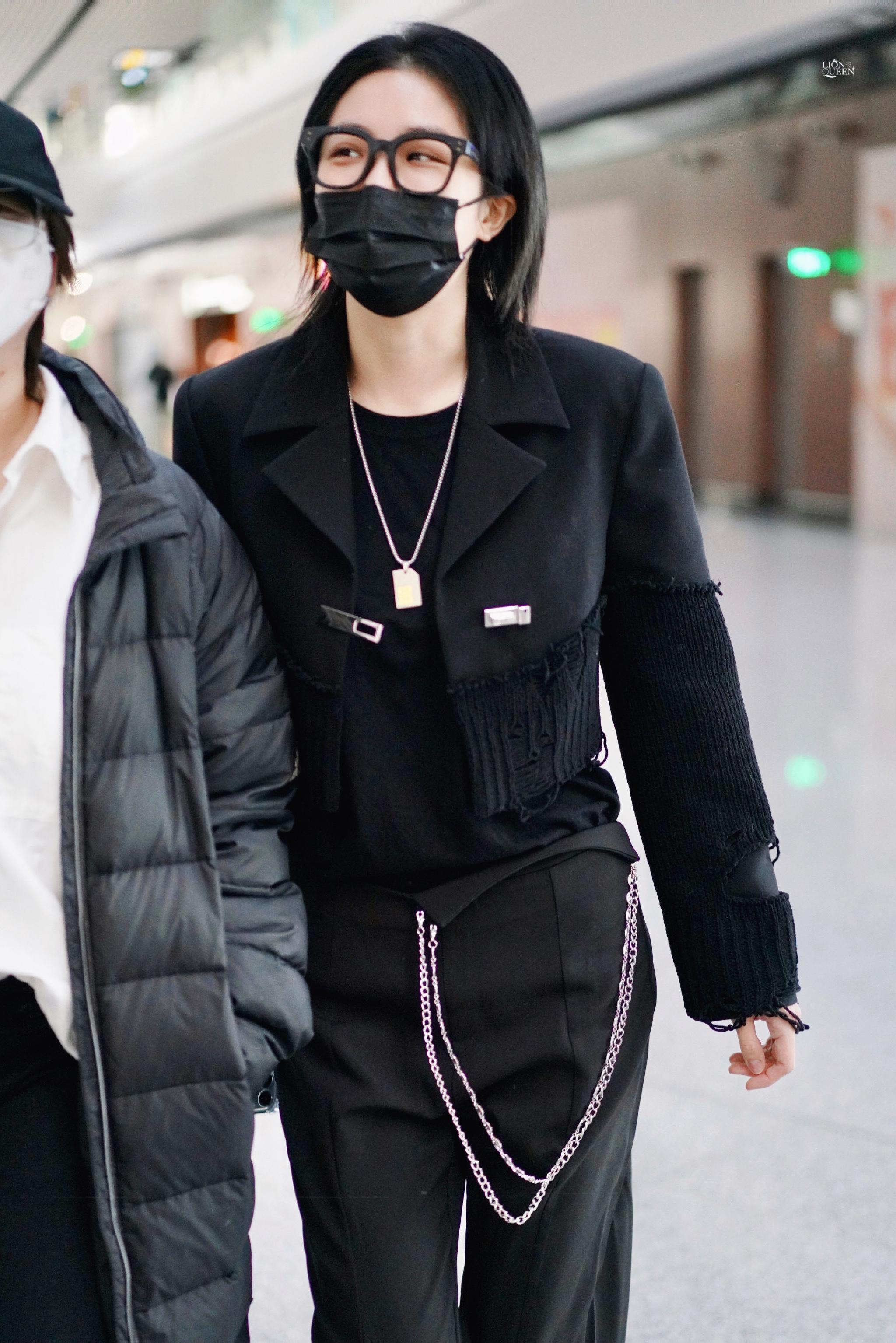 喻言今日机场饭拍一身黑太酷了吧!|喻言_新浪新闻