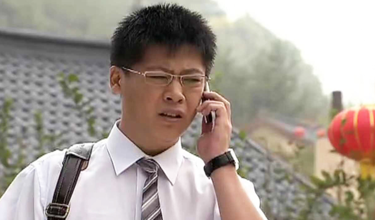 谢永强是象牙山的大学生,享受村里人的优待,村领导