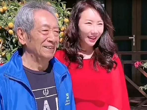 王奎荣与小37岁妻子罕同框!女方颜值高长腿吸睛,两人女儿已6岁|王奎荣|女方|妻子_新浪新闻