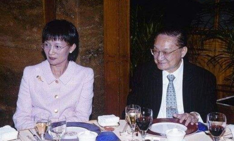 23岁小三,儿子自杀,妻子:我要让她不能怀孕|明报|金庸|朱玫_新浪新闻