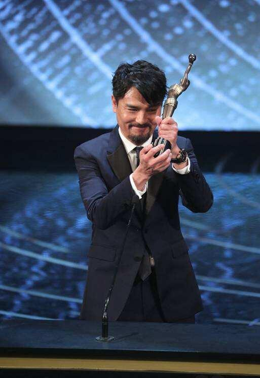 乐坛,结果因为一次模仿罗文而被对方以不懂尊师重道为由而逐出了师门