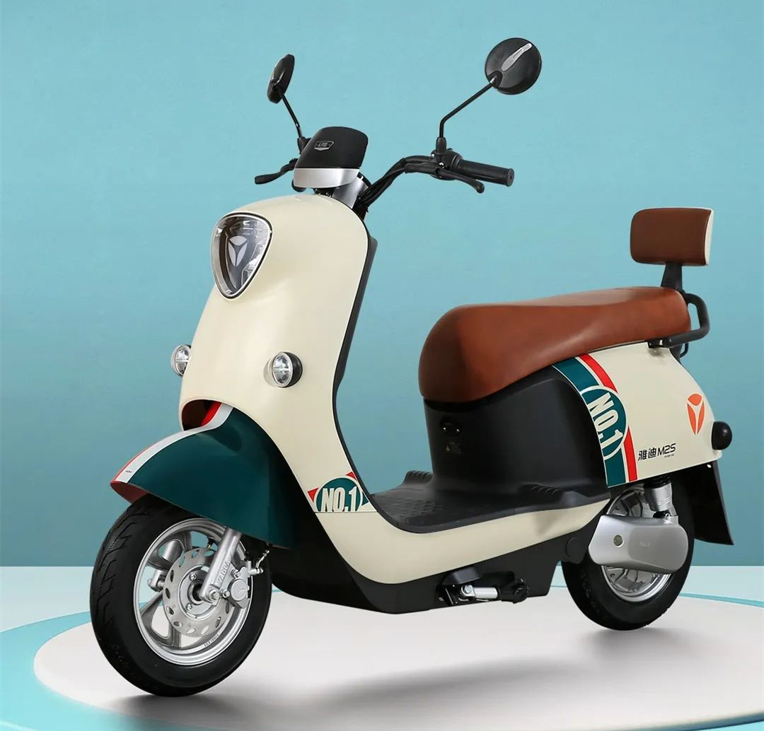 雅迪冠能m2s电动车测评:车型时尚,石墨烯电池,续航120公里