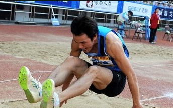 助跑的起动姿势有两种:一种是从静止状态开始,一般采用两腿微曲,两足